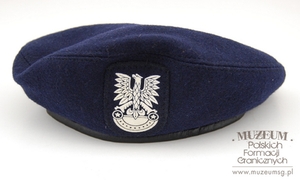 1. Nazwa własna: beret mechaników samochodowych WOP
2. Charakterystyka przedmiotu: beret koloru granatowego,  wykonany z sukna, używany przez służby techniczne WOP
3. Czas powstania: luty 1989 roku
4. Hasła przedmiotowe: umundurowanie
5. Miejsce przechowywania/właściciel: Archiwum Straży Granicznej w Szczecinie