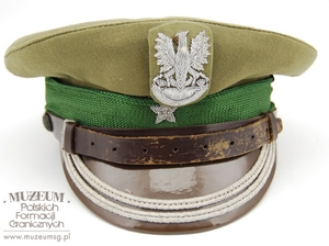 1. Nazwa własna: czapka garnizonowa oficera starszego WOP
2. Charakterystyka przedmiotu: czapka oficerska z dystynkcjami  majora i zielonym otokiem
3. Czas powstania: lata 80 . XX w.
4. Hasła przedmiotowe: umundurowanie
5. Miejsce przechowywania/właściciel: Archiwum Straży Granicznej w Szczecinie
