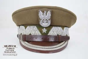 1. Nazwa własna: czapka garnizonowa 
2. Charakterystyka: czapka garnizonowa gen. bryg. Izydora Kopra – zastępcy dowódcy Wojsk Ochrony Pogranicza w latach 1971 - 1978
3. Czas powstania: 1973 r.
4. Hasła przedmiotowe: Wojska Ochrony Pogranicza, umundurowanie
5. Miejsce przechowywania/właściciel: Centralny Ośrodek Szkolenia SG w Koszalinie
