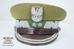 1. Nazwa własna: czapka garnizonowa 
2. Charakterystyka: czapka garnizonowa gen. dyw. Czesława Stopińskiego  –  dowódcy Wojsk Ochrony Pogranicza w latach 1971 - 1983
3. Czas powstania: 1979 r.
4. Hasła przedmiotowe: Wojska Ochrony Pogranicza, umundurowanie
5. Miejsce przechowywania/właściciel: Centralny Ośrodek Szkolenia SG w Koszalinie