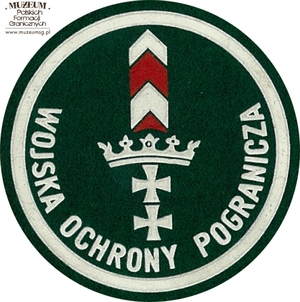 1. Nazwa własna: naszywka organizacyjna Kaszubskiej Brygady  Wojsk Ochrony Pogranicza
2. Charakterystyka przedmiotu: okrągła plakietka (o średnicy 6,6 cm)  wykonana z filcu na podkładzie płóciennym. Obwiedziona białym paskiem,  w dolnej części półkoliście napis „Wojska Ochrony Pogranicza”. W centrum  pola logo jednostki organizacyjnej – herb Gdańska na tle słupa granicznego. Noszona na prawym przedramieniu marynarki i płaszcza munduru wyjściowego
3. Czas powstania: lata 80. XX w.
4. Hasła przedmiotowe: Wojska Ochrony Pogranicza, umundurowanie
5. Miejsce przechowywania/właściciel: Śląski Oddział Straży Granicznej  w Raciborzu