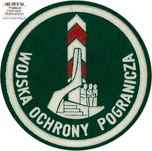 1. Nazwa własna: naszywka organizacyjna Bałtyckiej Brygady  Wojsk Ochrony Pogranicza
2. Charakterystyka przedmiotu: okrągła plakietka (o średnicy 6,6 cm)  wykonana z filcu na podkładzie płóciennym. Obwiedziona białym paskiem,  w dolnej części półkoliście napis „Wojska Ochrony Pogranicza”.  W centrum pola logo jednostki organizacyjnej – pomnik kołobrzeski na tle  słupa granicznego. Noszona na prawym przedramieniu marynarki i płaszcza  munduru wyjściowego
3. Czas powstania: lata 80. XX w.
4. Hasła przedmiotowe: Wojska Ochrony Pogranicza, umundurowanie
5. Miejsce przechowywania/właściciel: Śląski Oddział Straży Granicznej  w Raciborzu