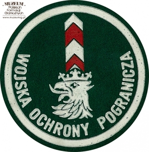 1. Nazwa własna: naszywka organizacyjna Pomorskiej Brygady WOP
2. Charakterystyka przedmiotu: okrągła plakietka (o średnicy 6,6 cm)  wykonana z filcu na podkładzie płóciennym. Obwiedziona białym paskiem,  w dolnej części półkoliście napis „Wojska Ochrony Pogranicza”. W centrum  pola logo jednostki organizacyjnej – gryf na tle słupa granicznego.  Noszona na prawym przedramieniu marynarki i płaszcza munduru wyjściowego
3. Czas powstania: lata 80. XX w.
4. Hasła przedmiotowe: Wojska Ochrony Pogranicza, umundurowanie
5. Miejsce przechowywania/właściciel: Śląski Oddział Straży Granicznej  w Raciborzu