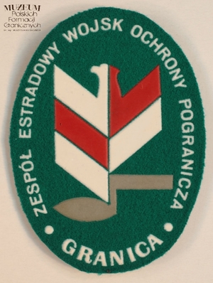 1. Nazwa własna: plakietka zespołu „Granica”
2. Charakterystyka przedmiotu: plakietka reprezentacyjnego zespołu estradowego Wojsk Ochrony Pogranicza „Granica”, naszywana na prawy rękaw marynarki (poniżej naramiennika)
3. Czas powstania: II poł. lat 80.
4. Hasła przedmiotowe: Wojska Ochrony Pogranicza, umundurowanie
5. Miejsce przechowywania/właściciel: Archiwum Straży Granicznej w Szczecinie