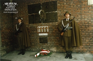 1.Tytuł tematu: warta honorowa Orkiestry Reprezentacyjnej Straży Granicznej
2.Opis obrazu: warta honorowa przed Tablicą Katyńską w Nowym Sączu
3.Data wydarzenia: wrzesień 1996 r.
4.Osoby widoczne: brak danych
5.Hasła przedmiotowe: Straż Graniczna, święta państwowe
6.Opis techniczny: 15 x 10 cm, oryginał, kolorowe
7.Autor: brak danych
8.Miejsce przechowywania: Orkiestra Reprezentacyjna SG przy Karpackim OSG