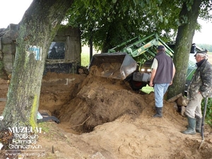 1. Tytuł: porządkowanie terenu
2. Opis obrazu: spychacz zasypujący miejsce eksploracji
3. Data wydarzenia: 22.08.2011 r.
4. Osoby widoczne: brak danych
5. Hasła przedmiotowe: miejsca pamięci
6. Opis techniczny: oryginał, kolorowe
7. Autor: Waldemar Bocheński
8. Miejsce przechowywania/właściciel: Waldemar Bocheński