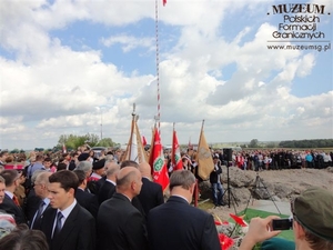 1. Tytuł: uczestnicy ceremonii pogrzebowej 
2. Opis obrazu: zaproszeni goście, poczty sztandarowe i delegacje  w oczekiwaniu na pojawienie się konduktu
3. Data wydarzenia: 10.09.2011 r.
4. Osoby widoczne: brak danych
5. Hasła przedmiotowe: miejsca pamięci
6. Opis techniczny: oryginał, kolorowe
7. Autor: Waldemar Bocheński
8. Miejsce przechowywania/właściciel: Waldemar Bocheński