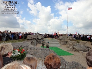 1. Tytuł: uczestnicy ceremonii pogrzebowej 
2. Opis obrazu: zaproszeni goście, poczty sztandarowe i delegacje  w oczekiwaniu na pojawienie się konduktu
3. Data wydarzenia: 10.09.2011 r.
4. Osoby widoczne: brak danych
5. Hasła przedmiotowe: miejsca pamięci
6. Opis techniczny: oryginał, kolorowe
7. Autor: Waldemar Bocheński
8. Miejsce przechowywania/właściciel: Waldemar Bocheński