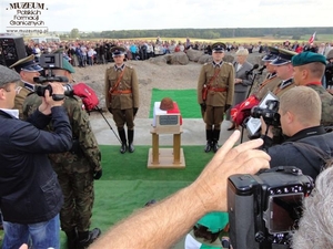 1. Tytuł: warta honorowa przy trumnie ze szczątkami kpt. Władysława Raginisa i por. Stanisława Brykalskiego
2. Opis obrazu: warta honorowa członków Grupy Rekonstrukcji Centralnej Szkoły Podoficerskiej Korpusu Ochrony Pogranicza w Osowcu przy trumnie złożonej  na katafalku
3. Data wydarzenia: 10.09.2011 r.
4. Osoby widoczne: brak danych
5. Hasła przedmiotowe: miejsca pamięci
6. Opis techniczny: oryginał, kolorowe
7. Autor: Rafał Pazio
8. Miejsce przechowywania/właściciel: Rafał Pazio