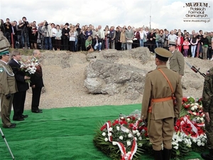 1. Tytuł: ceremonia pogrzebowa
2. Opis obrazu: delegacja Stowarzyszenia Weteranów Polskich Formacji  Granicznych składająca kwiaty przy grobie
3. Data wydarzenia: 10.09.2011 r.
4. Osoby widoczne: od lewej płk SG Andrzej Mackiewicz, Waldemar Bocheński, Jan Czapiewski 
5. Hasła przedmiotowe: miejsca tradycji
6. Opis techniczny: oryginał, kolorowe
7. Autor: Maria Rubas
8. Miejsce przechowywania/właściciel: Maria Rubas