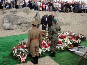 1. Tytuł: ceremonia pogrzebowa
2. Opis obrazu: delegacja Stowarzyszenia Weteranów Polskich Formacji  Granicznych składająca kwiaty przy grobie
3. Data wydarzenia: 10.09.2011 r.
4. Osoby widoczne: od lewej - płk SG Andrzej Mackiewicz, Waldemar Bocheński, Jan Czapiewski
5. Hasła przedmiotowe: miejsca tradycji
6. Opis techniczny: oryginał, kolorowe
7. Autor: Maria Rubas
8. Miejsce przechowywania/właściciel: Maria Rubas