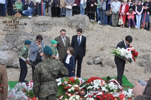 1. Tytuł: ceremonia pogrzebowa
2. Opis obrazu: rodzina kpt. Władysława Raginisa składająca kwiaty przy grobie
3. Data wydarzenia: 10.09.2011 r.
4. Osoby widoczne: Jacek Raginis (wnuk siostry kpt. Władysława Raginisa  – czwarty z lewej)
5. Hasła przedmiotowe: miejsca tradycji
6. Opis techniczny: oryginał, kolorowe
7. Autor: Rafał Pazio
8. Miejsce przechowywania/właściciel: Rafał Pazio