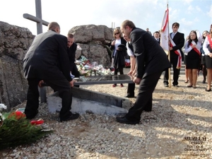 1. Tytuł: ceremonia pogrzebowa
2. Opis obrazu: położenie płyty nagrobnej
3. Data wydarzenia: 10.09.2011 r.
4. Osoby widoczne: brak danych
5. Hasła przedmiotowe: miejsca tradycji
6. Opis techniczny: oryginał, kolorowe
7. Autor: Małgorzata Zaremba
8. Miejsce przechowywania/właściciel: Małgorzata Zaremba