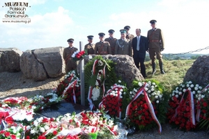 1. Tytuł: ceremonia pogrzebowa
2. Opis obrazu: uczestnicy ceremonii przy grobowcu kpt. Władysława Raginisa i por. Stanisława Brykalskiego
3. Data wydarzenia: 10.09.2011 r.
4. Osoby widoczne: Dariusz Szymanowski – prezes stowarzyszenia „Wizna 1939”  (drugi z prawej), płk SG Andrzej Mackiewicz – członek Stowarzyszenia  Weteranów Polskich Formacji Granicznych (czwarty z prawej) 
5. Hasła przedmiotowe: miejsca tradycji
6. Opis techniczny: oryginał, kolorowe
7. Autor: Bogdan Szustkiewicz
8. Miejsce przechowywania/właściciel: Bogdan Szustkiewicz