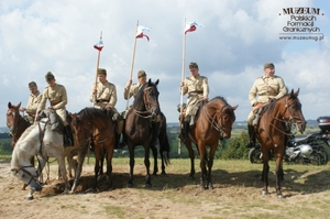 1. Tytuł: uczestnicy ceremonii pogrzebowej 
2. Opis obrazu: członkowie Grupy Rekonstrukcji Historycznej z Kolna
3. Data wydarzenia: 10.09.2011 r.
4. Osoby widoczne: brak danych
5. Hasła przedmiotowe: miejsca pamięci
6. Opis techniczny: oryginał, kolorowe
7. Autor: Małgorzata Zaremba
8. Miejsce przechowywania/właściciel: Małgorzata Zaremba