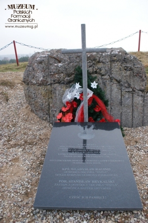 1. Tytuł: ceremonia pogrzebowa
2. Opis obrazu: grobowiec kpt. Władysława Raginis i por. Stanisława Brykalskiego
3. Data wydarzenia: 10.09.2011 r.
4. Osoby widoczne: nie ma
5. Hasła przedmiotowe: miejsca tradycji
6. Opis techniczny: oryginał, kolorowe
7. Autor: Dariusz Szymanowski
8. Miejsce przechowywania/właściciel: Dariusz Szymanowski