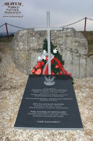 1. Tytuł: ceremonia pogrzebowa
2. Opis obrazu: grobowiec kpt. Władysława Raginis i por. Stanisława Brykalskiego
3. Data wydarzenia: 10.09.2011 r.
4. Osoby widoczne: nie ma
5. Hasła przedmiotowe: miejsca tradycji
6. Opis techniczny: oryginał, kolorowe
7. Autor: Dariusz Szymanowski
8. Miejsce przechowywania/właściciel: Dariusz Szymanowski