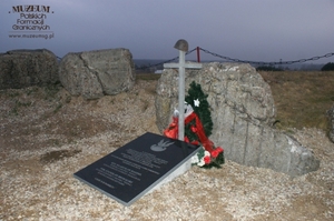1. Tytuł: ceremonia pogrzebowa
2. Opis obrazu: grobowiec kpt. Władysława Raginis i por. Stanisława Brykalskiego
3. Data wydarzenia: 10.09.2011 r.
4. Osoby widoczne: nie ma
5. Hasła przedmiotowe: miejsca tradycji
6. Opis techniczny: oryginał, kolorowe
7. Autor: Dariusz Szymanowski
8. Miejsce przechowywania/właściciel: Dariusz Szymanowski