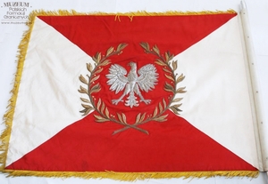 1.Nazwa własna: sztandar Łużyckiej Brygady Wojsk Ochrony Pogranicza
2.Charakterystyka przedmiotu: płat wykonany z jedwabnego rypsu (130 x 100 cm),barwy biała i czerwona ułożone zostały w cztery trójkąty, na stronie głównej pośrodku znajduje się orzeł bez korony, otoczony złotymi gałązkami wawrzynu. Na stronie odwrotnej - w centrum znajduje się dewiza „Za naszą ojczyznę Polską Rzeczpospolitą Ludową” otoczona złotym wieńcem wawrzynowym. Poniżej (na czerwonym tle) umieszczony jest napis: „8 Łużycka Brygada Wojsk Ochrony Pogranicza”. W górnym prawym rogu znajduje się plakietka fundatorów sztandaru o następującej treści „Społeczeństwo powiatów Lubań Śląski, Bolesławiec, Jelenia Góra, Lwówek Śląski, Zgorzelec i miasto  Jelenia Góra”. 
3.Czas powstania: 1963 r.
4.Hasła przedmiotowe: Wojska Ochrony Pogranicza, sztandary
5.Miejsce przechowywania/ właściciel: Sala Tradycji Ośrodka Szkoleń Specjalistycznych SG w Lubaniu