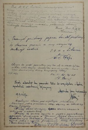 1.Tytuł: „Książka Pamiątkowa Sztandaru 1 Łużyckiego Oddziału  Wojsk Ochrony Pogranicza” 2.Treść: książka zawierająca opis historii sztandaru oraz wpisy  uczestników uroczystości3.Hasło przedmiotowe: Wojska Ochrony Pogranicza, sztandary4.Wytwórca: Łużycki Oddział WOP5.Czas powstania: maj 19476.Miejsce sporządzenia: Polska, Lubań7.Materiał i technika wykonania: papier, karty wypełnione pismem odręcznym8.Wymiary: 30 cm x 21 cm9.Stan zachowania: dobry
10.Miejsce przechowywania/ właściciel: Sala Tradycji Ośrodka Szkoleń   Specjalistycznych SG w Lubaniu