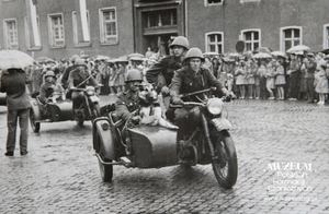 1.Tytuł tematu: uroczystość wręczenia sztandaru Łużyckiej Brygadzie Wojsk Ochrony Pogranicza
2.Opis obrazu: defilada wojskowa przemierzająca ulice Lubania
3.Data wydarzenia: 12.05.1963 r.
4.Osoby widoczne: brak danych
5.Hasła przedmiotowe: Wojska Ochrony Pogranicza, sztandary
6.Opis techniczny: 12 x 18 cm, oryginał, czarnobiałe
7.Autor: brak danych
8.Miejsce przechowywania/właściciel: Sala Tradycji Ośrodka Szkoleń  Specjalistycznych SG w Lubaniu