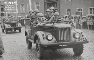 1.Tytuł tematu: uroczystość wręczenia sztandaru Łużyckiej Brygadzie Wojsk Ochrony Pogranicza
2.Opis obrazu: defilada wojskowa przemierzająca ulice Lubania
3.Data wydarzenia: 12.05.1963 r.
4.Osoby widoczne: brak danych
5.Hasła przedmiotowe: Wojska Ochrony Pogranicza, sztandary
6.Opis techniczny: 12 x 18 cm, oryginał, czarnobiałe
7.Autor: brak danych
8.Miejsce przechowywania/właściciel: Sala Tradycji Ośrodka Szkoleń  Specjalistycznych SG w Lubaniu