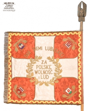 1.Nazwa własna: Sztandar 10 Brygady Ochrony Pogranicza.
2.Charakterystyka przedmiotu: biały płat wykonany z jedwabnego rypsu (90 x 90 cm), na którym umieszczono duży czerwony krzyż grunwaldzki, a w jego środku orła państwowego, otoczonego złotymi gałązkami wawrzynu. Ponad i pod orłem dewiza: „Honor i Ojczyzna”. W białych polach między ramionami krzyża umieszczono złote gałązki wawrzynu i numer: „10 B.O.P.” tj. 10 Brygada Ochrony Pogranicza. Na stronie odwrotnej widnieje biały krzyż grunwaldzki, umieszczony na czerwonym płacie, a pośrodku otoczony złotymi gałązkami wawrzynu napis „Za Polskę Wolność i Lud”. Nad wieńcem napis „Dar Ziemi Lubuskiej”. W czerwonych polach, między ramionami krzyża, umieszczono złote gałązki wawrzynu i herby czterech miast. Oba płaty okala bordiura: na czerwonym polu czerwony wężyk generalski. Sztandar zaprojektowany wg wzoru z 1946 roku przez Zenona Koperskiego. Głowica z metalowym orłem, z wysoko podniesionymi skrzydłami nawiązującymi do husarii, autorstwa Alfreda Jesiona
3.Czas powstania: II poł. lat 40.
4.Hasła przedmiotowe: Wojska Ochrony Pogranicza, sztandary
5.Miejsce przechowywania/ właściciel: Centralny Ośrodek Szkolenia Straży Granicznej w Koszalinie.