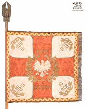 1.Nazwa własna: Sztandar 10 Brygady Ochrony Pogranicza.
2.Charakterystyka przedmiotu: biały płat wykonany z jedwabnego rypsu (90 x 90 cm), na którym umieszczono duży czerwony krzyż grunwaldzki, a w jego środku orła państwowego, otoczonego złotymi gałązkami wawrzynu. Ponad i pod orłem dewiza: „Honor i Ojczyzna”. W białych polach między ramionami krzyża umieszczono złote gałązki wawrzynu i numer: „10 B.O.P.” tj. 10 Brygada Ochrony Pogranicza. Na stronie odwrotnej widnieje biały krzyż grunwaldzki, umieszczony na czerwonym płacie, a pośrodku otoczony złotymi gałązkami wawrzynu napis „Za Polskę Wolność i Lud”. Nad wieńcem napis „Dar Ziemi Lubuskiej”. W czerwonych polach, między ramionami krzyża, umieszczono złote gałązki wawrzynu i herby czterech miast. Oba płaty okala bordiura: na czerwonym polu czerwony wężyk generalski. Sztandar zaprojektowany wg wzoru z 1946 roku przez Zenona Koperskiego. Głowica z metalowym orłem, z wysoko podniesionymi skrzydłami nawiązującymi do husarii, autorstwa Alfreda Jesiona
3.Czas powstania: II poł. lat 40.
4.Hasła przedmiotowe: Wojska Ochrony Pogranicza, sztandary
5.Miejsce przechowywania/ właściciel: Centralny Ośrodek Szkolenia Straży Granicznej w Koszalinie.