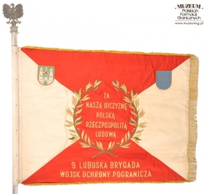 1.Nazwa własna: sztandar 9 Lubuskiej Brygady Wojsk Ochrony Pogranicza.
2.Charakterystyka przedmiotu: biały płat (130 x 100 cm) zszyty z dwóch trójkątów koloru białego (bocznych) i dwóch koloru czerwonego (górny i dolny).  Pośrodku na czerwonym tle,  obwiedzionym dwiema złotymi gałązkami wawrzynu,	umieszczono wizerunek orła państwowego. Na stronie odwrotnej centralnie, napis: „Za – Naszą Ojczyznę – Polską – Rzeczpospolitą – Ludową”, a poniżej nazwę jednostki: „9 Lubuska Brygada – Wojsk Ochrony Pogranicza”, otoczony gałązkami wawrzynu. W lewym górnym rogu na zszyciach biało-czerwonych pól herb Zielonej Góry, a w prawym rogu niebieska tarcza ze złoconą obwódką i złotym napisem: „Społeczeństwo – Województwa – Zielonogórskiego – 22.VII.1963 r.” Płat sztandaru obszyty złotymi frędzlami
3.Czas powstania: 1963 r.
4.Hasła przedmiotowe: Wojska Ochrony Pogranicza, sztandary
5.Miejsce przechowywania/ właściciel: Centralny Ośrodek Szkolenia Straży Granicznej w Koszalinie