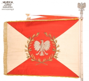 1.Nazwa własna: sztandar Sudeckiej Brygady Wojsk Ochrony Pogranicza.
2.Charakterystyka przedmiotu: biały płat (130 x 100 cm) zszyty z dwóch trójkątów koloru białego (bocznych) i dwóch koloru czerwonego (górny i dolny).Pośrodku, na czerwonym tle  obwiedzionym dwiema złotymi gałązkami wawrzynu, umieszczono wizerunek orła państwowego. Do płata przypięto Order Sztandaru Pracy II klasy Na stronie odwrotnej widnieje napis, otoczony gałązkami wawrzynu „Za – Naszą Ojczyznę – Polską – Rzeczpospolitą – Ludową”, a poniżej nazwa jednostki: „Sudecka Brygada – Wojsk Ochrony Pogranicza”. W prawym rogu: niebieska tarcza ze złoconą obwódką i napisem: „Społeczeństwo – Powiatów – Bystrzyca Kłodzka – Kamienna Góra – Kłodzko – Nowa Ruda – Wałbrzych – Ząbkowice Śląskie – Miasta Wałbrzych – 12.X.1962 r.”Płat sztandaru obszyty złotymi frędzlami
3.Czas powstania: 1962 r.
4.Hasła przedmiotowe: Wojska Ochrony Pogranicza, sztandary
5.Miejsce przechowywania/ właściciel: Centralny Ośrodek Szkolenia Straży Granicznej w Koszalinie