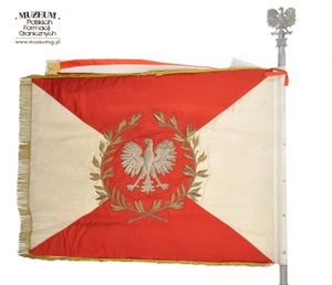 1.Nazwa własna: sztandar 4 Górnośląskiej Brygady Wojsk Ochrony Pogranicza.
2.Charakterystyka przedmiotu: biały płat (130 x 100 cm) zszyty z dwóch trójkątów koloru białego (bocznych) i dwóch koloru czerwonego (górny i dolny). Pośrodku na czerwonym tle  obwiedzionym dwiema złotymi gałązkami wawrzynu umieszczono wizerunek orła państwowego. Na stronie odwrotnej centralnie, napis: „Za – naszą ojczyznę – Polską – Rzeczpospolitą – Ludową”, a poniżej nazwę jednostki: „4 Górnośląska Brygada – Wojsk Ochrony Pogranicza”, otoczony gałązkami wawrzynu. W prawym górnym rogu na połączeniach biało-czerwonych pól, niebieska tarcza ze złoconą obwódką i złotym napisem: „Społeczeństwo – Województwa – Katowickiego – i – Opolskiego – 29.I.1963 r.” Płat sztandaru obszyty złotymi frędzlami
3.Czas powstania: 1963 r.
4.Hasła przedmiotowe: Wojska Ochrony Pogranicza, sztandary
5.Miejsce przechowywania/ właściciel: Centralny Ośrodek Szkolenia Straży Granicznej w Koszalinie