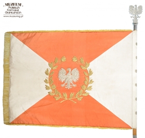 1.Nazwa własna: Sztandar Jednostki Wojsk Ochrony Pogranicza im. Bohaterów Powstań Śląskich.
2.Charakterystyka przedmiotu: biały płat (130 x 100 cm) zszyty z dwóch trójkątów koloru białego (bocznych) i dwóch koloru czerwonego (górny i dolny). Pośrodku, na czerwonym tle  obwiedzionym dwiema złotymi gałązkami wawrzynu, umieszczono wizerunek orła państwowego. Na stronie odwrotnej widnieje napis, otoczony gałązkami wawrzynu „Za – Naszą Ojczyznę – Polską – Rzeczpospolitą – Ludową”, a poniżej nazwa jednostki: „Jednostka – Wojsk Ochrony Pogranicza – Im. Bohaterów Powstań Śląskich”. W lewym górnym rogu na zszyciach biało-czerwonych pól: herb Raciborza, a w prawym rogu zielona tarcza ze złoconą obwódką i złotym napisem: „Społeczeństwo – Regionu – Raciborskiego – 8 VI.1986 r.”. Płat sztandaru obszyty złotymi frędzlami
3.Czas powstania: 1986 r.
4.Hasła przedmiotowe: Wojska Ochrony Pogranicza, sztandary
5.Miejsce przechowywania/ właściciel: Centralny Ośrodek Szkolenia Straży Granicznej w Koszalinie