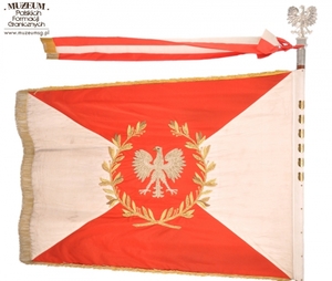 1.Nazwa własna: Sztandar Jednostki Wojsk Ochrony Pogranicza Ziemi Cieszyńskiej.
2.Charakterystyka przedmiotu: biały płat (130 x 100 cm) zszyty z dwóch trójkątów koloru białego (bocznych) i dwóch koloru czerwonego (górny i dolny).Pośrodku, na czerwonym tle  obwiedzionym dwiema złotymi gałązkami wawrzynu, umieszczono wizerunek orła państwowego. Na stronie odwrotnej widnieje napis, otoczony gałązkami wawrzynu „Za – Naszą Ojczyznę – Polską – Rzeczpospolitą – Ludową”, a poniżej nazwa jednostki: „Jednostka – Wojsk Ochrony Pogranicza– Ziemi Cieszyńskiej”. Płat sztandaru obszyty złotymi frędzlami 
3.Czas powstania: przed 1991 r.
4.Hasła przedmiotowe: Wojska Ochrony Pogranicza, sztandary
5.Miejsce przechowywania/ właściciel: Centralnego Ośrodka Szkolenia Straży Granicznej w Koszalinie