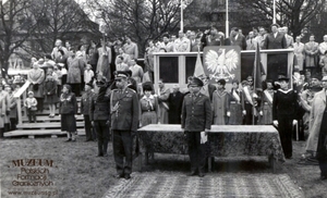 1. Tytuł tematu: wręczenie sztandaru
2. Opis obrazu: generał brygady Eugeniusz Dostojewski, Dowódca Wojsk Ochrony  Pogranicza  przekazuje sztandar dla Pomorskiej Brygady WOP. Uroczystość odbyła się w Szczecinie na Jasnych Błoniach
3. Data wydarzenia: 1963 r.
4. Osoby widoczne: gen. bryg. Eugeniusz Dostojewski
5. Hasła przedmiotowe Wojska Ochrony Pogranicza, święta resortowe
6. Opis techniczny: oryginał, czarnobiałe
7. Autor: brak danych
8. Miejsce przechowywania/właściciel: Zbigniew Nowicki