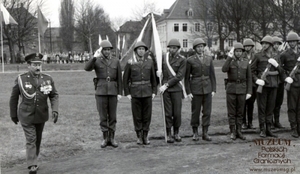 1. Tytuł tematu: wręczenie sztandaru
2. Opis obrazu:  płk Roman Wasilkowski, dowódca Pomorskiej Brygady WOP  przed frontem brygady
3. Data wydarzenia:1963 r.
4. Osoby widoczne: płk Roman Wasilkowski (pierwszy z lewej)
5. Hasła przedmiotowe: Wojska Ochrony Pogranicza, święta resortowe
6. Opis techniczny: oryginał, czarnobiałe
7. Autor: brak danych
8. Miejsce przechowywania/właściciel: Zbigniew Nowicki