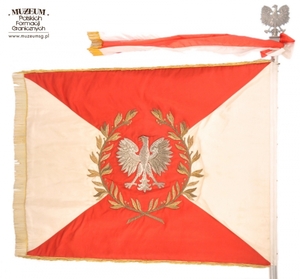 1.Nazwa własna: sztandar 23 Chełmskiego Oddziału Wojsk Ochrony Pogranicza.
2.Charakterystyka przedmiotu: biały płat (130 x 100 cm) zszyty z dwóch trójkątów koloru białego (bocznych) i dwóch koloru czerwonego (górny i dolny). Pośrodku na czerwonym tle  obwiedzionym dwiema złotymi gałązkami wawrzynu umieszczono wizerunek orła państwowego. Na stronie odwrotnej widnieje napis, otoczony gałązkami wawrzynu „Za – Naszą Ojczyznę – Polską – Rzeczpospolitą – Ludową”, a poniżej nazwa jednostki: „23 Chełmski Oddział Wojsk Ochrony Pogranicza”. Płat sztandaru obszyty złotymi frędzlami
3.Czas powstania: lata 60.
4.Hasła przedmiotowe: Wojska Ochrony Pogranicza, sztandary
5.Miejsce przechowywania/ właściciel: Centralny Ośrodek Szkolenia Straży Granicznej w Koszalinie