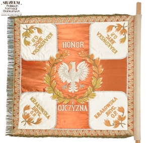 1.Nazwa własna: Sztandar Krakowskiej Brygady Wojsk Ochrony Pogranicza.
2.Charakterystyka przedmiotu: biały płat wykonany z jedwabnego rypsu (90 x 90 cm), na którym umieszczono duży czerwony krzyż grunwaldzki, po środku znajduje się orzeł państwowy, otoczony złotymi gałązkami wawrzynu. Ponad i pod orłem dewiza: „Honor i Ojczyzna”. W białych polach między ramionami krzyża umieszczono złote gałązki wawrzynu i napis: „Krakowska – .Bryg. – 0.P”. Na stronie odwrotnej widnieje biały krzyż grunwaldzki, umieszczony na czerwonym płacie. Pośrodku otoczony złotymi gałązkami wawrzynu napis „Za Polskę Wolność i Lud”. Poniżej na dolnym ramieniu krzyża tabliczka z wyhaftowaną datą: „10. X. 1948”. Oba płaty okala bordiura: na czerwonym polu czerwony wężyk generalski. Sztandar zaprojektowany wg wzoru z 1946 roku przez Zenona Koperskiego. Głowica z metalowym orłem, z wysoko podniesionymi skrzydłami nawiązującymi do husarii, autorstwa Alfreda Jesiona
3.Czas powstania: 1948 r.
4.Hasła przedmiotowe: Wojska Ochrony Pogranicza, sztandary
5.Miejsce przechowywania/ właściciel :Centralny Ośrodek Szkolenia Straży Granicznej w Koszalinie