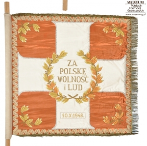 1.Nazwa własna: Sztandar Krakowskiej Brygady Wojsk Ochrony Pogranicza.
2.Charakterystyka przedmiotu: biały płat wykonany z jedwabnego rypsu (90 x 90 cm), na którym umieszczono duży czerwony krzyż grunwaldzki, po środku znajduje się orzeł państwowy, otoczony złotymi gałązkami wawrzynu. Ponad i pod orłem dewiza: „Honor i Ojczyzna”. W białych polach między ramionami krzyża umieszczono złote gałązki wawrzynu i napis: „Krakowska – .Bryg. – 0.P”. Na stronie odwrotnej widnieje biały krzyż grunwaldzki, umieszczony na czerwonym płacie. Pośrodku otoczony złotymi gałązkami wawrzynu napis „Za Polskę Wolność i Lud”. Poniżej na dolnym ramieniu krzyża tabliczka z wyhaftowaną datą: „10. X. 1948”. Oba płaty okala bordiura: na czerwonym polu czerwony wężyk generalski. Sztandar zaprojektowany wg wzoru z 1946 roku przez Zenona Koperskiego. Głowica z metalowym orłem, z wysoko podniesionymi skrzydłami nawiązującymi do husarii, autorstwa Alfreda Jesiona
3.Czas powstania: 1948 r.
4.Hasła przedmiotowe: Wojska Ochrony Pogranicza, sztandary
5.Miejsce przechowywania/ właściciel :Centralny Ośrodek Szkolenia Straży Granicznej w Koszalinie