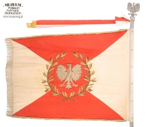 1.Nazwa własna: sztandar 26 Przemyskiego Oddziału Wojsk Ochrony Pogranicza.
2.Charakterystyka przedmiotu: biały płat (130 x 100 cm) zszyty z dwóch trójkątów koloru białego (bocznych) i dwóch koloru czerwonego (górny i dolny). Pośrodku na czerwonym tle  obwiedzionym dwiema złotymi gałązkami wawrzynu umieszczono wizerunek orła państwowego., Na stronie odwrotnej widnieje napis, otoczony gałązkami wawrzynu „Za – Naszą Ojczyznę – Polską – Rzeczpospolitą – Ludową”, a poniżej nazwa jednostki: „26 Przemyski Oddział – Wojsk Ochrony Pogranicza”. W lewym górnym rogu na połączeniach biało-czerwonych pól: herb Przemyśla, a w prawym rogu niebieska tarcza ze złoconą obwódką i napisem: „Społeczeństwo – Ziemi – Przemyskiej – 10.VI.1964 r.”  Płat sztandaru obszyty złotymi frędzlami
3.Czas powstania: 1963 r.
4.Hasła przedmiotowe: Wojska Ochrony Pogranicza, sztandary
5.Miejsce przechowywania/ właściciel: Centralny Ośrodek Szkolenia Straży Granicznej w Koszalinie