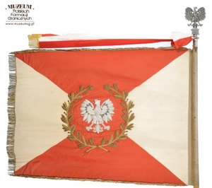 1.Nazwa własna: sztandar Bałtyckiej Brygady Wojsk Ochrony Pogranicza.
2.Charakterystyka przedmiotu: biały płat (130 x 100 cm) zszyty z dwóch trójkątów koloru białego (bocznych) i dwóch koloru czerwonego (górny i dolny). Pośrodku, na czerwonym tle  obwiedzionym dwiema złotymi gałązkami wawrzynu, umieszczono wizerunek orła państwowego. Na stronie odwrotnej widnieje napis, otoczony gałązkami wawrzynu „Za – Naszą Ojczyznę – Polską – Rzeczpospolitą – Ludową”, a poniżej nazwa jednostki: „Bałtycka Brygada – Wojsk Ochrony Pogranicza”. Płat sztandaru obszyty złotymi frędzlami
3.Czas powstania: 1963 r.
4.Hasła przedmiotowe: Wojska Ochrony Pogranicza, sztandary
5.Miejsce przechowywania/ właściciel: Centralny Ośrodek Szkolenia Straży Granicznej w Koszalinie