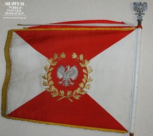 1.Nazwa własna: sztandar Bieszczadzkiej Brygady Wojsk Ochrony Pogranicza
2.Charakterystyka przedmiotu: płat wykonany z jedwabnego rypsu (130 x 100 cm), barwy biała i czerwona zostały ułożone w cztery trójkąty, na stronie głównej - pośrodku znajduje się orzeł bez korony, otoczony złotymi gałązkami wawrzynu. Na stronie odwrotnej – w centrum widnieje dewiza „Za naszą ojczyznę Polską Rzeczpospolitą Ludową”, otoczona złotym wieńcem wawrzynowym. Poniżej (na czerwonym tle) umieszczony jest napis „Bieszczadzka Brygada Wojsk Ochrony Pogranicza”
3.Hasła przedmiotowe: Wojska Ochrony Pogranicza, sztandary 
4.Czas powstania: brak danych
5.Miejsce przechowywania/właściciel: Bieszczadzki Oddział Straży Granicznej w Przemyślu