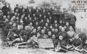 1. Tytuł: strażnicy graniczni 
2. Opis obrazu: uczestnicy X Kursu w Centralnej Szkole Straży Granicznej w Górze Kalwarii 
3. Data wydarzenia: 28.06.1928 r.
4. Osoby widoczne: str. Alojzy Mrozek (ostatni rząd  - siódmy od prawej), str. Piotr Kaczmarczyk (ostatni rząd  - 11 od prawej)
5. Hasła przedmiotowe: Straż Graniczna, kadra
6. Opis techniczny: oryginał, czarnobiałe
7. Autor: brak danych
8. Miejsce przechowywania/właściciel: Arkadiusz Kapuścik
