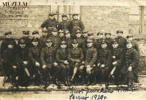 1. Tytuł: strażnik Alojzy Mrozek
2. Opis obrazu: zdjęcie uczestników kursu junaków Związku Strzeleckiego w Lesznie
3. Data wydarzenia: 1929 r.
4. Osoby widoczne: str. Alojzy Mrozek – w pierwszym rzędzie, drugi od prawej
5. Hasła przedmiotowe: Straż Graniczna, kadra
6. Opis techniczny: oryginał, czarnobiałe
7. Autor: brak danych
8. Miejsce przechowywania/właściciel: Beata Budzyńska