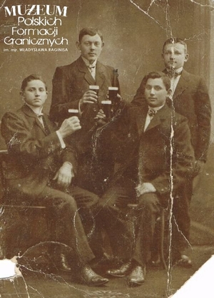 1. Tytuł: Ignacy Wasielewski z kolegami w Essen (Niemcy)
2. Opis obrazu: zdjęcie pamiątkowe
3. Data wydarzenia: 13.04.1911 r.
4. Osoby widoczne: Ignacy Wasielewski – drugi z lewej (stoi) 
5. Hasła przedmiotowe: kadra
6. Opis techniczny: oryginał, czarnobiałe
7. Autor: brak danych
8. Miejsce przechowywania/właściciel: Michał Skrzypczak