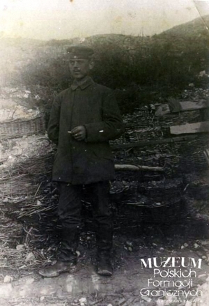 1. Tytuł: Ignacy Wasielewski
2. Opis obrazu: Ignacy Wasielewski na froncie pod Mussiges w czasie  I wojny światowej
3. Data wydarzenia: październik 1914 r.
4. Osoby widoczne: Ignacy Wasielewski 
5. Hasła przedmiotowe: kadra
6. Opis techniczny: oryginał, czarnobiałe
7. Autor: brak danych
8. Miejsce przechowywania/właściciel: Michał Skrzypczak