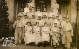 1. Tytuł: Ignacy Wasielewski w szpitalu w Mainz 
2. Opis obrazu: zdjęcie grupowe pacjentów i personelu
3. Data wydarzenia: 1915 r.
4. Osoby widoczne: Ignacy Wasielewski – trzeci z prawej (w ostatnim rzędzie) 
5. Hasła przedmiotowe: kadra
6. Opis techniczny: oryginał, czarnobiałe
7. Autor: brak danych
8. Miejsce przechowywania/właściciel: Michał Skrzypczak