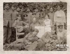 1. Tytuł: Ignacy Wasielewski w szpitalu
2. Opis obrazu: zdjęcie grupowe pacjentów i personelu 
3. Data wydarzenia: 1915 r.
4. Osoby widoczne: wśród osób widocznych jest Ignacy Wasielewski 
5. Hasła przedmiotowe: kadra
6. Opis techniczny: oryginał, czarnobiałe
7. Autor: brak danych
8. Miejsce przechowywania/właściciel: Michał Skrzypczak