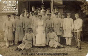 1. Tytuł: Ignacy Wasielewski w szpitalu w Mainz 
2. Opis obrazu: zdjęcie grupowe pacjentów i personelu
3. Data wydarzenia: 1915 r.
4. Osoby widoczne: wśród osób widoczny jest Ignacy Wasielewski 
5. Hasła przedmiotowe: kadra
6. Opis techniczny: oryginał, czarnobiałe
7. Autor: brak danych
8. Miejsce przechowywania/właściciel: Michał Skrzypczak