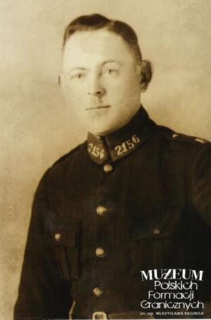 1. Tytuł: Ignacy Wasielewski
2. Opis obrazu: zdjęcie portretowe
3. Data wydarzenia: lata 20.
4. Osoby widoczne: Ignacy Wasielewski 
5. Hasła przedmiotowe: Straż Celna, kadra
6. Opis techniczny: oryginał, czarnobiałe
7. Autor: brak danych
8. Miejsce przechowywania/właściciel: Michał Skrzypczak