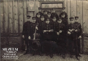 1. Tytuł: orkiestra Straży Celnej w Parchowie 
2. Opis obrazu: zdjęcie grupowe
3. Data wydarzenia: lata 20.
4. Osoby widoczne: Ignacy Wasielewski- drugi z prawej (w pierwszym rzędzie) 
5. Hasła przedmiotowe: Straż Celna, kadra
6. Opis techniczny: oryginał, czarnobiałe
7. Autor: brak danych
8. Miejsce przechowywania/właściciel: Michał Skrzypczak